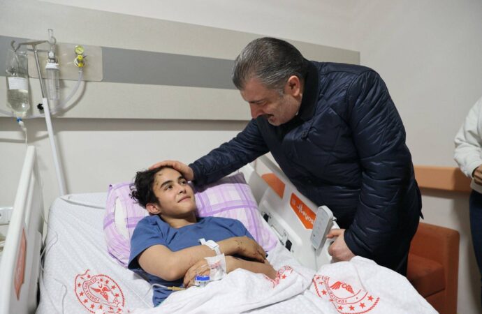 Sağlık Bakanı Koca, Hatay’daki Yaralı Depremzedeleri Ziyaret Etti