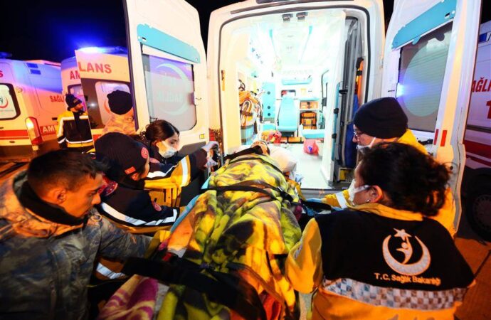 Yaralı Depremzedeler İzmir’deki Hastanelerde Tedavi Altında