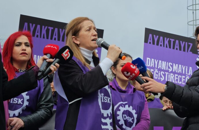 DİSK Kadın Komisyonu Beşiktaş’tan seslendi: “Dayanışmayla Ayaktayız Örgütlenerek Değiştireceğiz”