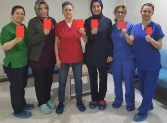 Sağlık Çalışanlarından ‘Kırmızı Kart’ Protestosu!