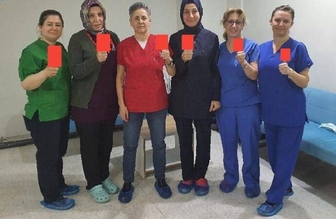 Sağlık Çalışanlarından ‘Kırmızı Kart’ Protestosu!